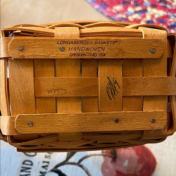 Longaberger ‘99 Hostess Basket w/Liner, plastic protector and stationary handle - Picture 5 of 9